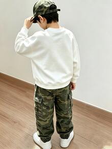 2件組男童圓領衛衣上衣與迷彩工裝褲套裝，迷彩印花套裝，長袖上衣街頭風，適合假期派對，休閒舒適，春夏秋穿著，柔軟舒適，男嬰首選，時尚休閒套裝 - 白色 - 查看 3