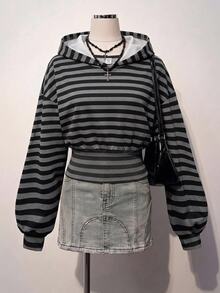 SHEIN 青少年女孩秋季黑色條紋短版休閒衛衣，度假暗黑風街頭穿搭 - 黑色 - 查看 3