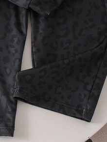 SHEIN Genkimix Kids 女童 2 件組春夏/秋冬套裝，豹紋長袖領口上衣 + 寬腿褲套裝，NYC 字母印花，柔軟休閒 T 恤套裝，彈性腰帶女童日常運動套裝 - 灰色 - 查看 5