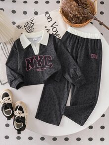 SHEIN Genkimix Kids 女童 2 件組春夏/秋冬套裝，豹紋長袖領口上衣 + 寬腿褲套裝，NYC 字母印花，柔軟休閒 T 恤套裝，彈性腰帶女童日常運動套裝 - 灰色 - 查看 3