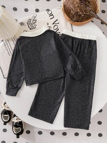 SHEIN Genkimix Kids 女童 2 件組春夏/秋冬套裝，豹紋長袖領口上衣 + 寬腿褲套裝，NYC 字母印花，柔軟休閒 T 恤套裝，彈性腰帶女童日常運動套裝 - 灰色 - 查看 2