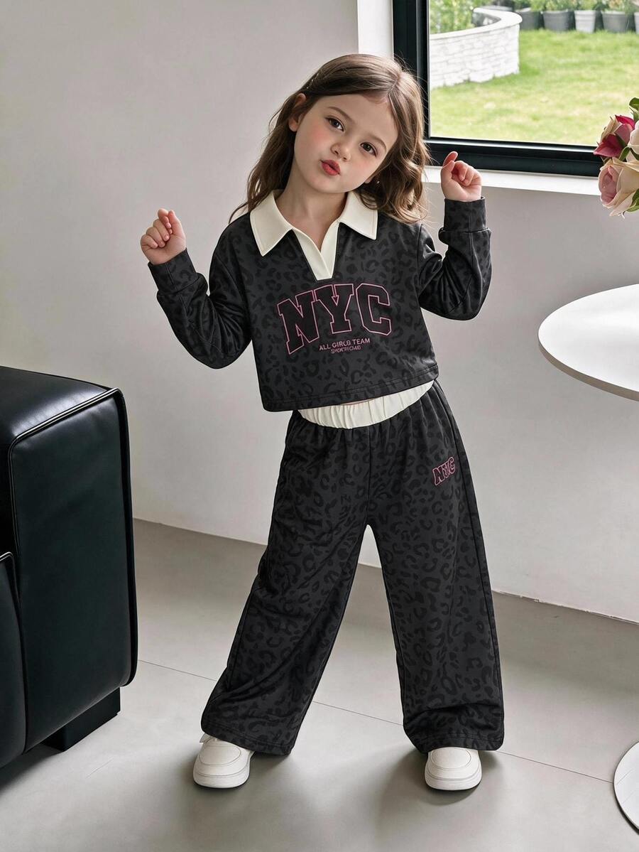 SHEIN Genkimix Kids 女童 2 件組春夏/秋冬套裝,豹紋長袖領口上衣 + 寬腿褲套裝,NYC 字母印花,柔軟休閒 T 恤套裝,彈性腰帶女童日常運動套裝 - 灰色 - 查看 1