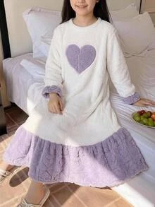 SHEIN 少女秋冬休閒保暖內裡加厚雙面珊瑚絨愛心拼接刺繡拼色寬鬆長版連帽套頭睡袍家居服 粉紫色 - 淺藍色 - 查看 9