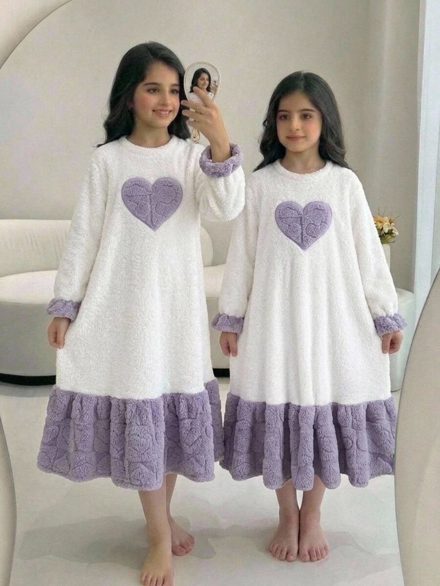 SHEIN 少女秋冬休閒保暖內裡加厚雙面珊瑚絨愛心拼接刺繡拼色寬鬆長版連帽套頭睡袍家居服 粉紫色 - 淺藍色 - 查看 1
