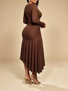 KIORVELLA Gaun Rajut Wanita Ukuran Besar Warna Polos Satu Bahu Berkerut Lengan Panjang Hem Asimetris Potongan Ramping Menawan Cocok untuk Pesta dan Acara Malam Musim Gugur - Coffee Brown - View 4
