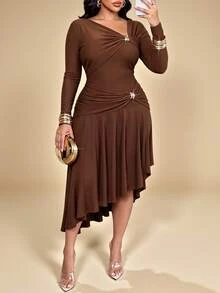 KIORVELLA Gaun Rajut Wanita Ukuran Besar Warna Polos Satu Bahu Berkerut Lengan Panjang Hem Asimetris Potongan Ramping Menawan Cocok untuk Pesta dan Acara Malam Musim Gugur - Coffee Brown - View 2