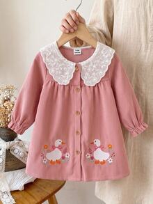 SHEIN Gaun Bayi Perempuan Kerah Peter Pan Motif Patchwork Kancing Depan dengan Bordir Bebek Lucu Lengan Panjang Bahan Korduroi Longgar Cocok untuk Musim Dingin - Berwarna merah muda - View 1