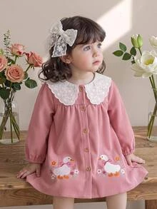SHEIN Gaun Bayi Perempuan Kerah Peter Pan Motif Patchwork Kancing Depan dengan Bordir Bebek Lucu Lengan Panjang Bahan Korduroi Longgar Cocok untuk Musim Dingin - Berwarna merah muda - View 5