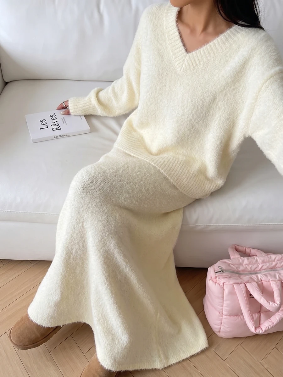 SHEIN Unity 2件組:純色V領長袖休閒優雅上衣 A字裙 秋季女款布料 適合早午餐與日常穿著 奶油白 - 米色 - 查看 1