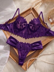SHEIN 銀白色蕾絲緞面布料搭配銀白色花卉蕾絲刺繡 + 有鋼圈聚攏內衣 + 低腰抓褶腰帶內褲 新娘風內衣2件組 - 紫色 - 查看 3