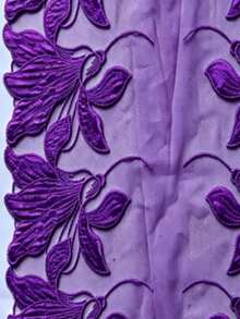 SHEIN 銀白色蕾絲緞面布料搭配銀白色花卉蕾絲刺繡 + 有鋼圈聚攏內衣 + 低腰抓褶腰帶內褲 新娘風內衣2件組 - 紫色 - 查看 9
