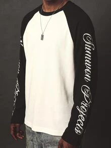SUMWON Áo thun tay dài raglan Common Projects cổ tròn phối màu, in logo chữ viết tay ở tay áo, món đồ cơ bản cho mùa thu đông - Đen và trắng - Xem 3