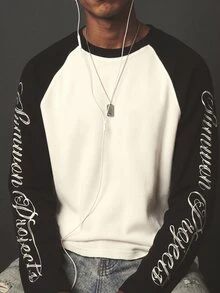 SUMWON Áo thun tay dài raglan Common Projects cổ tròn phối màu, in logo chữ viết tay ở tay áo, món đồ cơ bản cho mùa thu đông - Đen và trắng - Xem 2