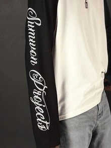SUMWON Áo thun tay dài raglan Common Projects cổ tròn phối màu, in logo chữ viết tay ở tay áo, món đồ cơ bản cho mùa thu đông - Đen và trắng - Xem 4