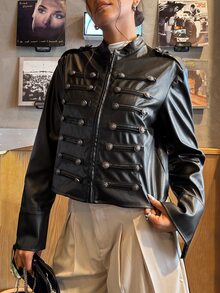Muchica Jaket Napoleon Kulit PU Hitam Wanita dengan Desain Kancing dan Resleting di Bagian Depan - Hitam - View 5