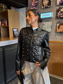 Muchica Jaket Napoleon Kulit PU Hitam Wanita dengan Desain Kancing dan Resleting di Bagian Depan - Hitam - View 8