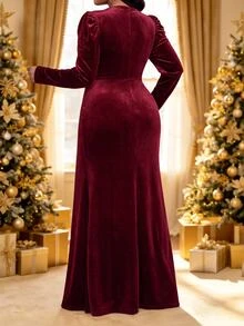 Fleurora Elegant sammetsklänning för kvinnor i plus size med strassdekor, rund hals, lång ärm, banddesign och plissering - Bourgogne - Visa 2