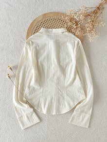 SHEIN 青少年女孩休閒百搭極簡風襯衫，胸前黑色騎士圖案，圓弧下擺設計，適合外出、購物、上學、通勤、旅行，可搭配夾克、大衣、長褲、長袖上衣 - 白色 - 查看 2