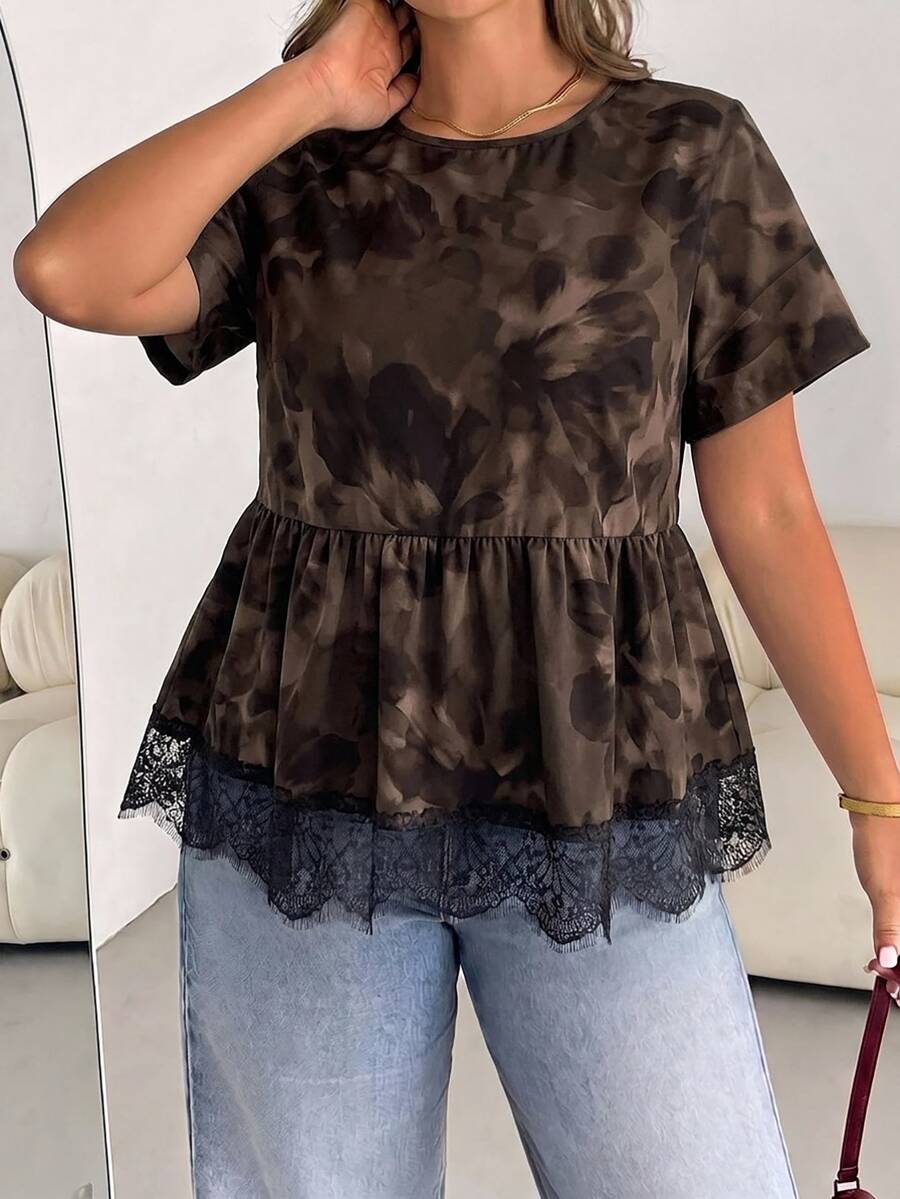 Shapeblank Blus Wanita Ukuran Besar Motif Bunga Leher Bulat Lengan Pendek dengan Hiasan Renda Kontras di Bagian Bawah - MultiWarna - View 1