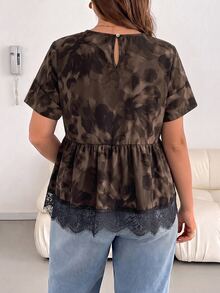 Shapeblank Blus Wanita Ukuran Besar Motif Bunga Leher Bulat Lengan Pendek dengan Hiasan Renda Kontras di Bagian Bawah - MultiWarna - View 2