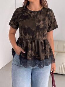 Shapeblank Blus Wanita Ukuran Besar Motif Bunga Leher Bulat Lengan Pendek dengan Hiasan Renda Kontras di Bagian Bawah - MultiWarna - View 6