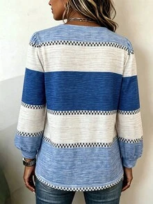 SHEIN Holidaya تي شيرت كاجوال عصري أساسي برقبة دائرية وطباعة مخططة غير متماثلة باللونين الأزرق والأبيض وأكمام منفوخة مقاس كبير - متعدد الألوان - مشاهدة 2