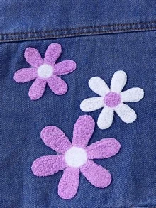 SHEIN 女童牛仔夾克外套，新品上市，休閒甜美俏皮可愛風，中洗藍色牛仔夾克，背面精緻毛絨3D花卉刺繡，舒適棉質牛仔面料，時尚百搭，適合春秋日常穿著與外出 - 中等水洗藍 - 查看 4