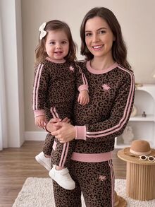 SHEIN Playful Pals 2件組女嬰春夏秋冬棕黑粉拼接酷女孩風全豹紋側粉條紋圓領長袖上衣與寬腿長褲套裝，寬鬆休閒版型，適合日常穿著、戶外活動、街頭風、家庭聚會、拍照 - 棕色 - 查看 2