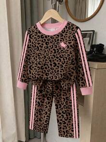 SHEIN Playful Pals 2件組女嬰春夏秋冬棕黑粉拼接酷女孩風全豹紋側粉條紋圓領長袖上衣與寬腿長褲套裝，寬鬆休閒版型，適合日常穿著、戶外活動、街頭風、家庭聚會、拍照 - 棕色 - 查看 6