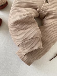 SHEIN 1件男嬰純色連身衣，柔軟抓絨，可愛休閒風，適合秋冬戶外玩耍/度假/日常穿著 - 卡其色 - 查看 5