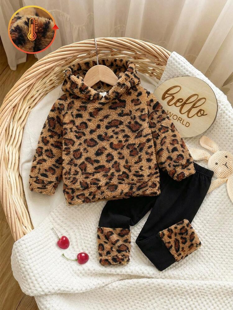 SHEIN Playful Pals 2pcs/Set Pakaian Musim Dingin Bayi Perempuan Baru Motif Leopard Fleece Lengan Panjang Berkerudung & Celana Panjang Hitam dengan Manset Bulu Leopard, Pakaian Sekolah Kasual Sederhana, Bergaya, Serbaguna, Lucu, dan Tahan Dingin - Coklat - View 1