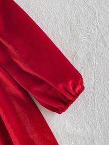 SHEIN Playful Pals 1件幼童女款天鵝絨洋裝，優雅紅白色櫻桃刺繡，波浪領長袖鈕扣設計，柔軟百褶公主裙，適合冬季聖誕節假期穿著 - 紅色 - 查看 7