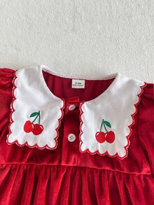 SHEIN Playful Pals 1件幼童女款天鵝絨洋裝，優雅紅白色櫻桃刺繡，波浪領長袖鈕扣設計，柔軟百褶公主裙，適合冬季聖誕節假期穿著 - 紅色 - 查看 5