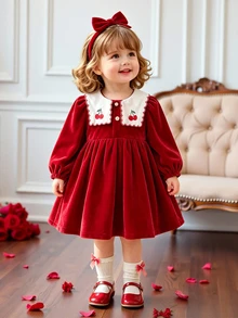 SHEIN Playful Pals 1件幼童女款天鵝絨洋裝，優雅紅白色櫻桃刺繡，波浪領長袖鈕扣設計，柔軟百褶公主裙，適合冬季聖誕節假期穿著 - 紅色 - 查看 1