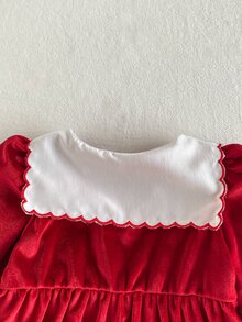 SHEIN Playful Pals 1件幼童女款天鵝絨洋裝，優雅紅白色櫻桃刺繡，波浪領長袖鈕扣設計，柔軟百褶公主裙，適合冬季聖誕節假期穿著 - 紅色 - 查看 6