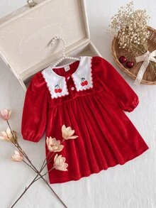 SHEIN Playful Pals 1件幼童女款天鵝絨洋裝，優雅紅白色櫻桃刺繡，波浪領長袖鈕扣設計，柔軟百褶公主裙，適合冬季聖誕節假期穿著 - 紅色 - 查看 4