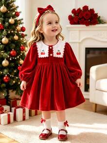 SHEIN Playful Pals 1件幼童女款天鵝絨洋裝，優雅紅白色櫻桃刺繡，波浪領長袖鈕扣設計，柔軟百褶公主裙，適合冬季聖誕節假期穿著 - 紅色 - 查看 9