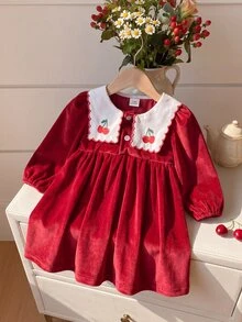SHEIN Playful Pals 1件幼童女款天鵝絨洋裝，優雅紅白色櫻桃刺繡，波浪領長袖鈕扣設計，柔軟百褶公主裙，適合冬季聖誕節假期穿著 - 紅色 - 查看 3