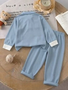 Genkimix Kids 兒童返校休閒套裝，幼兒拼色華夫格針織 Polo 衫 + 鬆緊腰長褲，3-8 歲男孩華夫格針織套裝，兒童拼色 Polo 兩件套，3-8 歲幼兒春秋休閒穿著，幼兒領口長袖套裝，學院風兒童服飾，鬆緊腰長褲休閒穿著 - 霧霾藍 - 查看 2