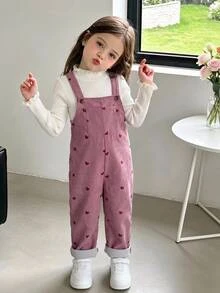 SHEIN 女童春秋款藕紫色愛心印花吊帶褲，可調節肩帶鈕扣設計，寬鬆直筒連身褲造型，前口袋裝飾增添實用性，復古甜美俏皮風，適合幼兒園、公園郊遊、日常購物、假期旅行等場合 - 彩色 - 查看 1
