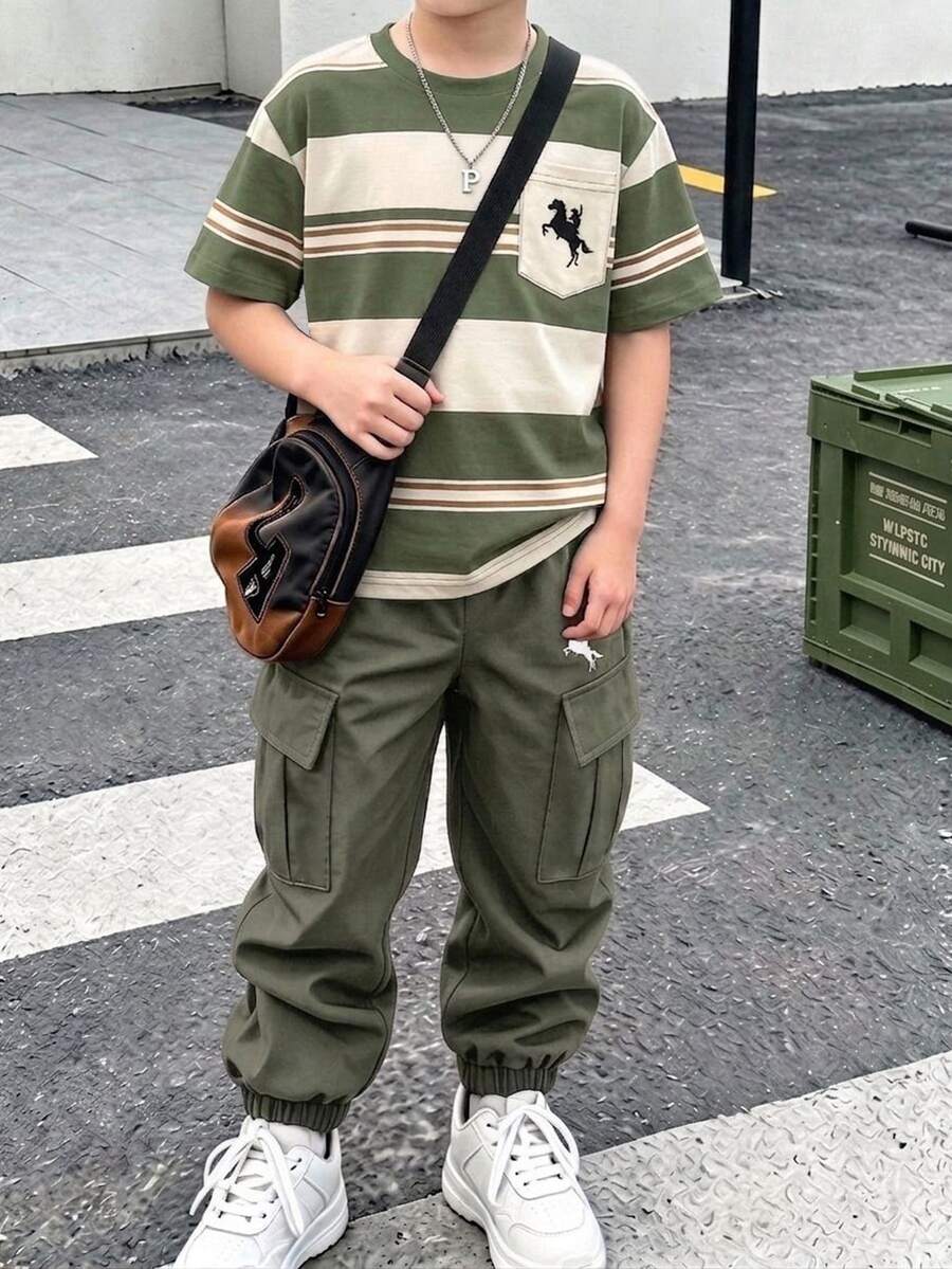 2件套 男童條紋馬標誌印花綠色白色棕色條紋百搭時尚舒適圓領短袖T恤搭配綠色收口工裝褲套裝,適合四季穿著 - 彩色 - 查看 1