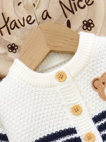 SHEIN 新生兒小熊刺繡針織衫 2 件套，男嬰條紋開襟衫 + 連腳連身衣，可愛卡通小熊套裝，適合滿月照、日常穿著、家庭聚會、旅行、度假，時尚休閒穿搭，嬰兒針織外套搭配吊帶連身衣，易穿脫 2 件套 - 藏蓝色 - 查看 6