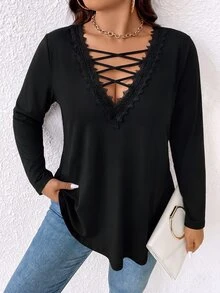 EMERY ROSE تي شيرت نسائي بمقاسات كبيرة، أنيق وجذاب وكاجوال وبسيط، متعدد الاستخدامات للتنقل اليومي، بتصميم دانتيل متقاطع مع رقعات وياقة على شكل حرف V وأكمام طويلة، مناسب للربيع والخريف - الأسود - مشاهدة 4