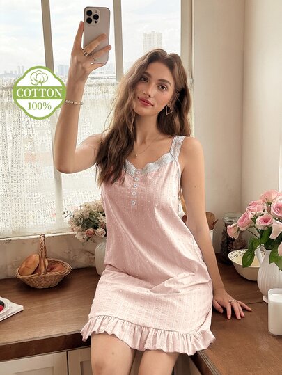 Snug Reverie قميص نوم نسائي كاميسول صيفي مريح بنقشة جاكار منقطة باللون الأزرق الفاتح مع تطريز دانتيل وكشكشة بألوان متباينة، ستايل لطيف وجنيّ للاسترخاء