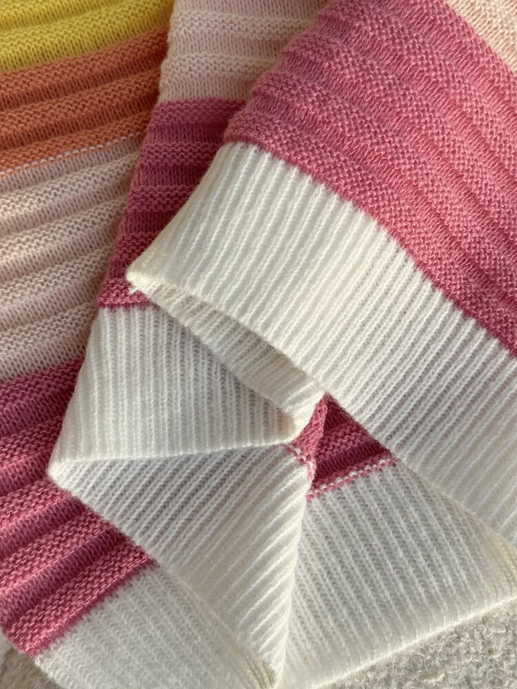 SHEIN 1pc Girls' Fashionable Minimalist Versatile Round Neck Sweet Dopamine Macaron Color Block Striped Dropped Shoulder Lantern Long Sleeve Lively Youthful Versatile Short Pullover Sweater, Regular Thickness, Neat Hem, Tight Cuffs, Bright Colors, Looks Great Worn Alone, Autumn/Winter Essential, Suitable For Daily School, Street Wear, Outings, And Other Occasions - Multicolor - View 4
