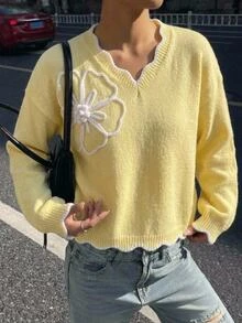 SHEIN 1件青少年女孩毛衣，極簡溫柔風，奶油黃波浪對比飾邊，小V領，白色3D花朵裝飾，落肩長袖套頭衫，適中厚度，整齊下擺，緊口袖口，亮色，觸感光滑，適合日常穿著、學校、外出、派對、街頭風，秋冬 - 黃色 - 查看 1