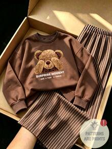SHEIN Sparklyn Maillard 風格熊圖案衛衣與條紋寬腿褲 2 件套，秋冬新款休閒套裝，圓領長袖可愛熊圖案，配色垂直條紋寬腿褲，復古棕色調，極簡韓系 Ins 風年輕女孩服飾，適合日常外出、學校、萬聖節、聖誕節、開學季的百搭休閒穿搭 - 彩色 - 查看 3