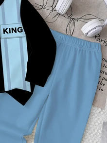 1套男嬰運動套裝，對比色休閒風，黑藍條紋拼接設計搭配KING字母方框印花，圓領寬鬆版型，標準肩長袖，收口運動長褲，薄款運動上衣與運動長褲2件套，適合戶外散步、幼兒園、日常購物、假日出遊等多種場合 - 彩色 - 查看 7