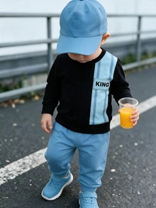 1套男嬰運動套裝，對比色休閒風，黑藍條紋拼接設計搭配KING字母方框印花，圓領寬鬆版型，標準肩長袖，收口運動長褲，薄款運動上衣與運動長褲2件套，適合戶外散步、幼兒園、日常購物、假日出遊等多種場合 - 彩色 - 查看 3