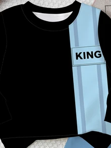 1套男嬰運動套裝，對比色休閒風，黑藍條紋拼接設計搭配KING字母方框印花，圓領寬鬆版型，標準肩長袖，收口運動長褲，薄款運動上衣與運動長褲2件套，適合戶外散步、幼兒園、日常購物、假日出遊等多種場合 - 彩色 - 查看 8